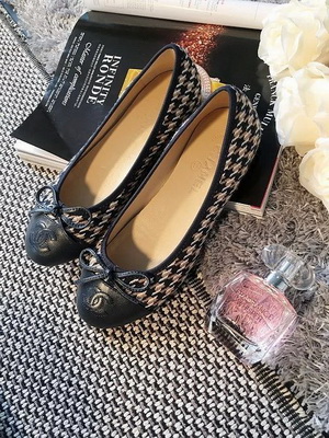 CHANEL Shallow mouth flat shoes Women--127